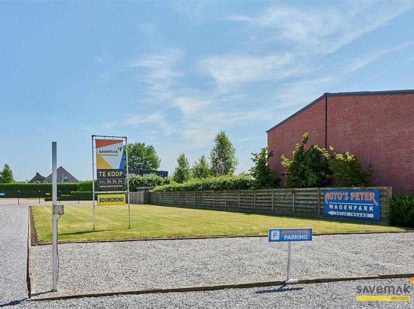 Bouwgrond voor open bebouwing met een straatbreedte van 13.96meter en perceeldiepte van 38,32meter.&lt;br /&gt;
Gelegen op 900 meter van het station van Lom