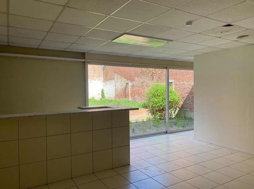 Deze kantoorruimte bevindt zich in het bruisende centrum van Lier. Dankzij de centrale ligging geniet u van een vlotte bereikbaarheid.&lt;br /&gt;
&lt;br /&gt;
Bi