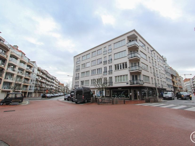 GEMEUBELD - Aangenaam appartement vlakbij het strand en het bruisende Rubensplein.&lt;br /&gt;
INDELING: ruime inkomhall, gastentoilet, vestiaire, gezellige