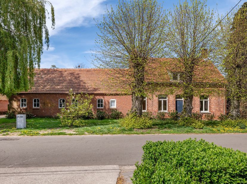 Deze charmante authentieke langgevelhoeve is rustig gelegen op een perceel van 1.525m²&lt;br /&gt;
De zolder en de aangrenzende stal hebben de mogelijkheid