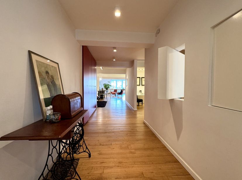 A 15 minutes à pied de la Grand-Place et du Sablon, dans un quartier riche en opportunités culturelles et professionnelles, ce loft &quot; coup de cur&quot; de