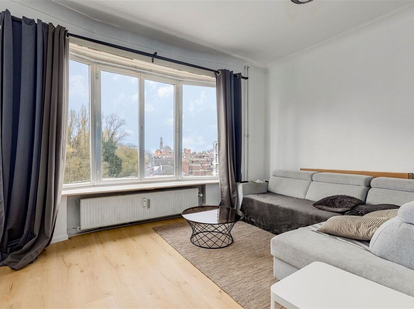 Deze lichtrijke studio is gelegen in het erfgoedgebouw Résidence Estoril aan de Doornelei. Naast het prachtig zicht op Domein Hertoghe en de Boker Tov