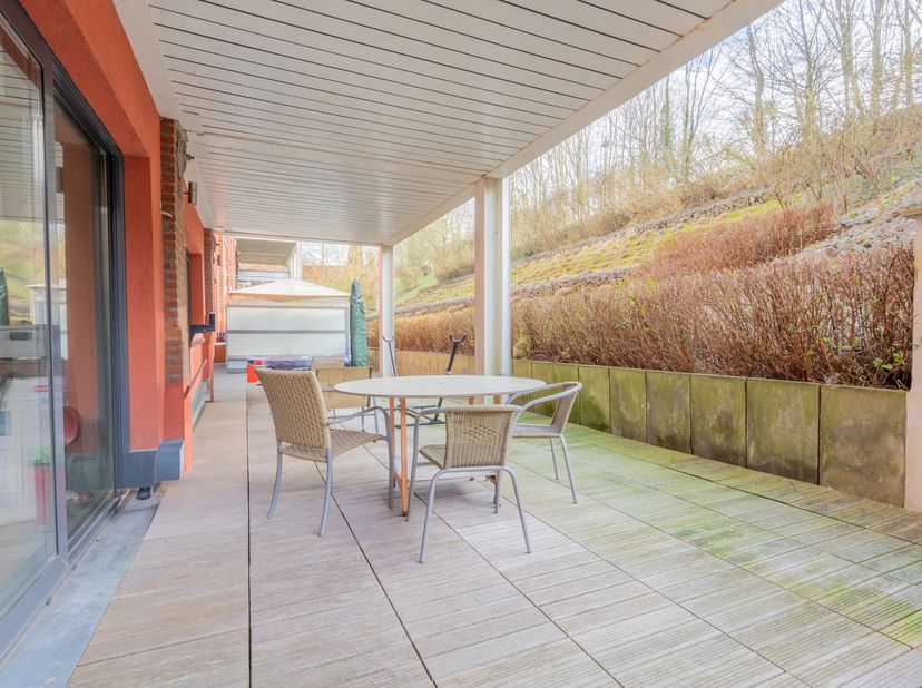 TRIOR Nivelles vous propose ce magnifique appartement de style loft de 138 m², idéalement situé à distance de marche de la gare de Nivelles, un vérita