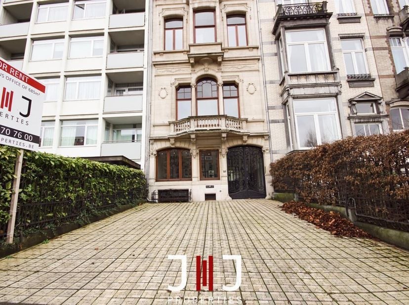 Idéalement situé sur la prestigieuse Avenue de Tervueren, à deux pas de Montgomery, ce superbe hôtel de maître est parfait pour accueillir des bureaux