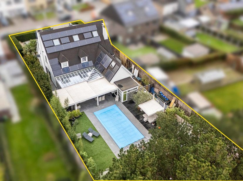 Cette villa majestueuse comprend un hall d&#039;entrée spacieux suivi d&#039;un grand salon lumineux avec cuisine ouverte d&#039;où vous avez accès au patio, à la pi