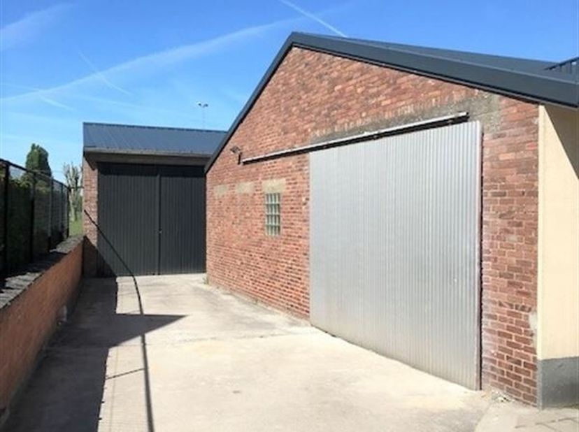 Opslagruimte van +/- 220 m² in Zepperen gelegen aan verbindingsweg en vlakbij N80 Sint-Truiden - Hasselt.&lt;br /&gt;
De minimale hoogte is 2,88 m en de max