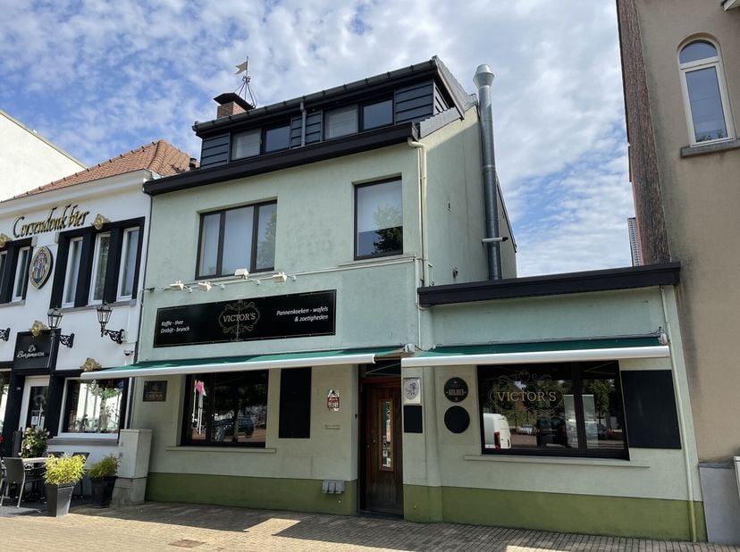 Dit horecapand is gelegen op een toplocatie in het centrum van Leopoldsburg.&lt;br /&gt;
Elke zaterdagvoormiddag staat er markt in de omgeving van het Konin