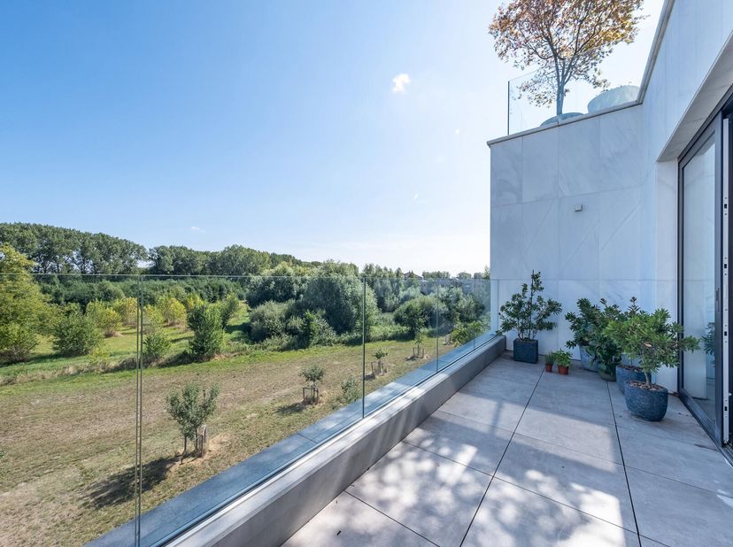 Dit nieuwbouwappartement met uitzicht op het geboortebos van Melsele is gelegen op de derde verdieping van Residentie Haegemolenpark.&lt;br /&gt;
De inkomha