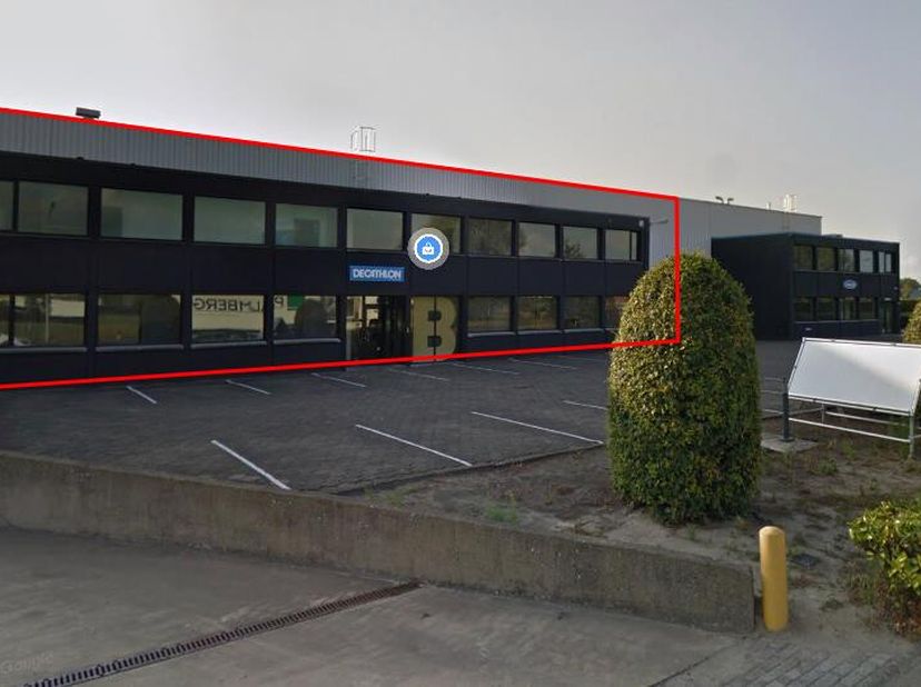 Gerenoveerd magazijn (2178 m²) met kantoor (288 m²) gelegen op een absolute toplocatie temidden de logistieke driehoek van Gent-Brussel-Antwerpen. De