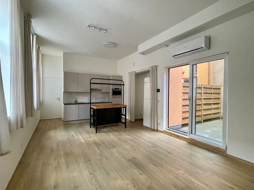 Dit appartement is gelegen ten noorden en op wandelafstand van centrum Mechelen. Tevens ligt het station van Nekkerspoel op een boogscheut en is de op