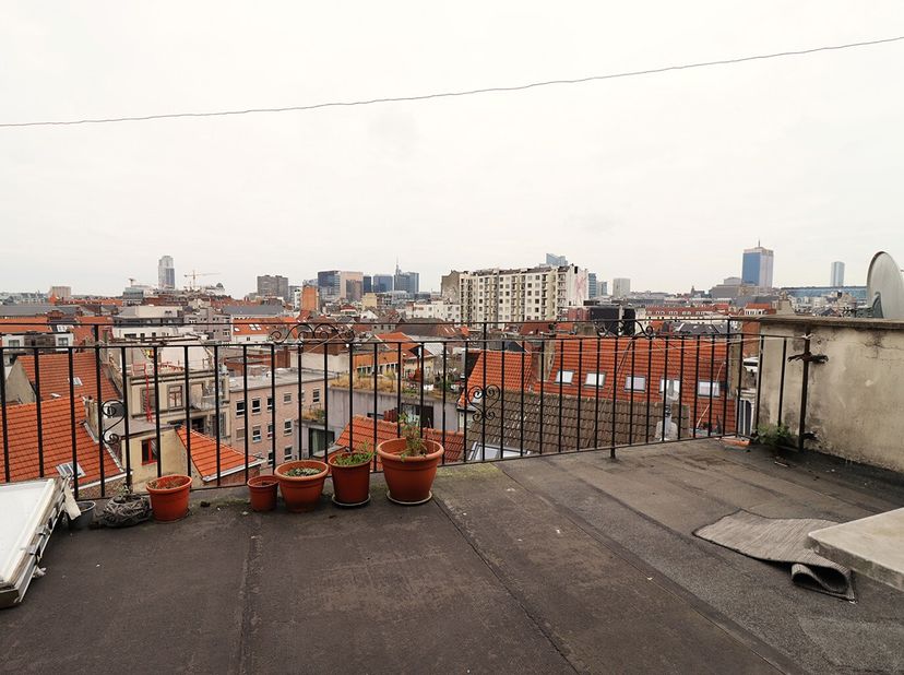 BRUXELLES - DANSAERT  REF: 6656524 - Duplex avec superbe terrasse et panneaux solaires, à rénover. Situé dans un quartier recherché, cet appartement e