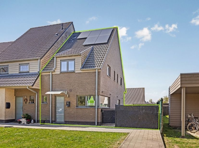 Deze instapklare halfopen woning biedt een ideale combinatie van rust, comfort en duurzaamheid. Gelegen in een doodlopende straat in een rustige en gr