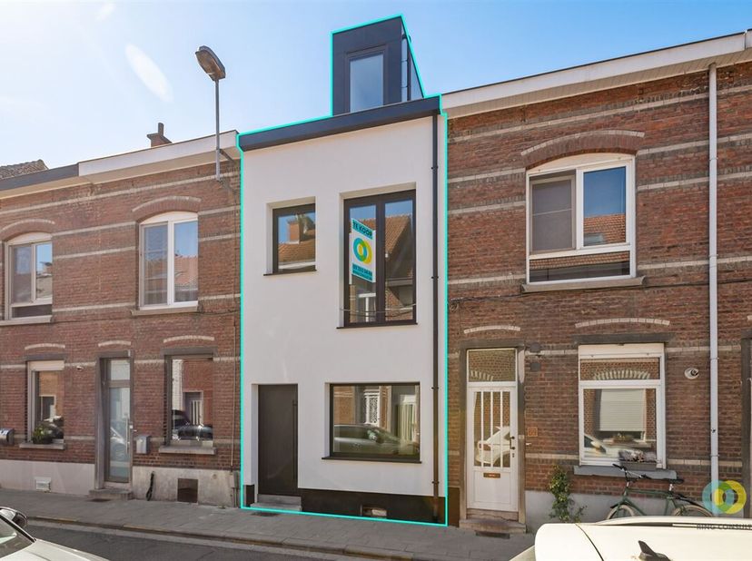 Deze instapklare woning, gelegen op een toplocatie vlak bij het centrum van Leuven, is net volledig en tot in de puntjes gerenoveerd. Op slechts vijf