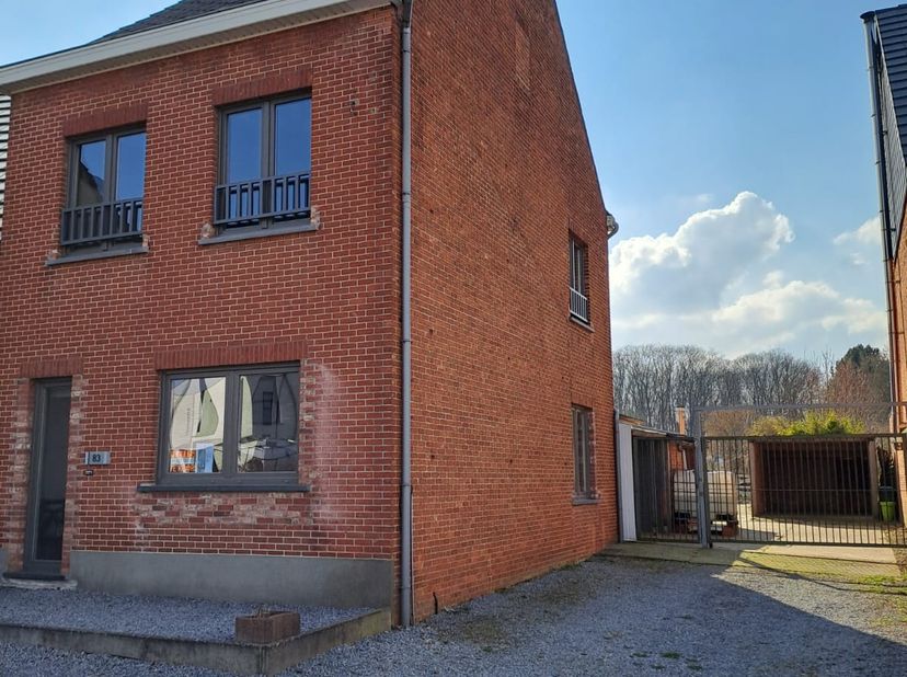 Instapklare woning te koop op 35 are grond &lt;br /&gt;
De woning heeft 2 slaapkamers uitbreiden tot 4 kamers mogelijk. &lt;br /&gt;
Alle keuringsattesten aanwezi