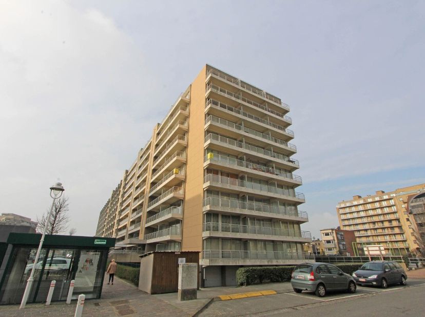 Garage onder de residentie Wielingerbank F. Afmetingen: breedte 2m56 x diepte 5m, hoogte poort 2m, breedte poort 2m31. Gemakkelijke inrit via Vlaander