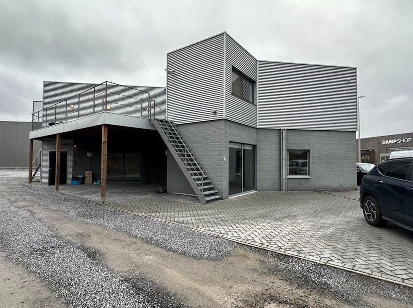 KMO-unit met kantoren en parkings, gelegen vlakbij de Grote Ring en 2 op- en afritten van de E313.  De bedrijfsruimte is voorzien van 2 lichtstraten e