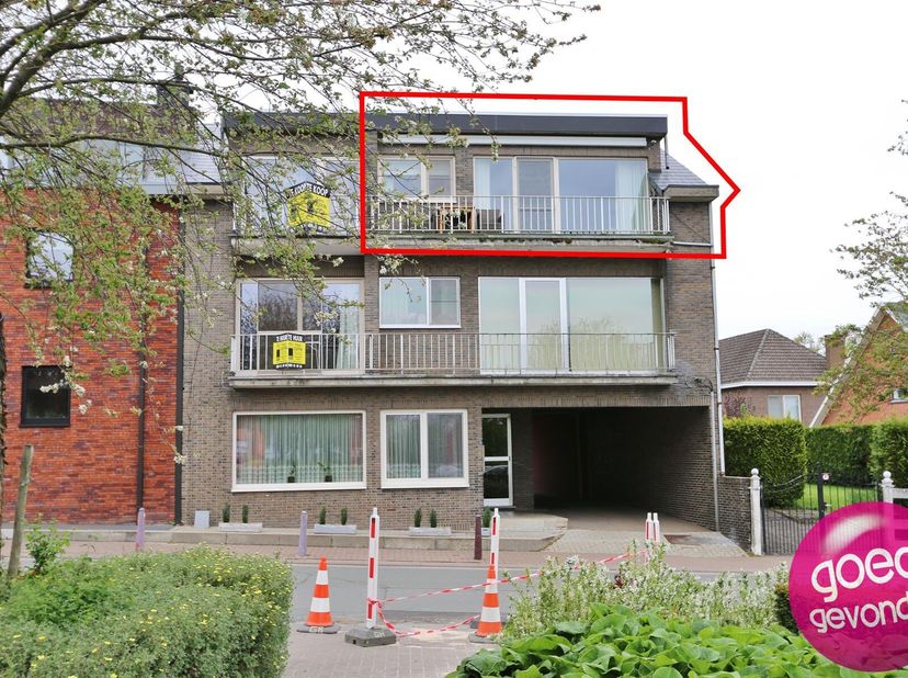 Gerenoveerd appartement met 2 slaapkamers, zuidgericht terras, handige garagebox op het gelijkvloers en ondergrondse kelder. Zeer rustig gelegen op wa