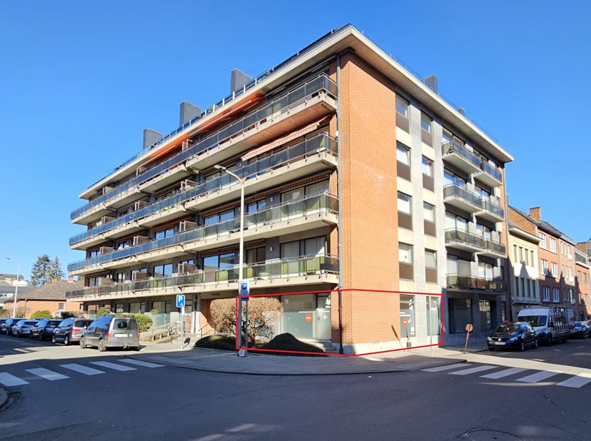 JAMBES, à deux pas du centre et de l&#039;enjambée vers Namur, superbe espace de BUREAUX, offrant 63,5 m² utiles. L&#039;ensemble jouit d&#039;environ 15 mètres de f