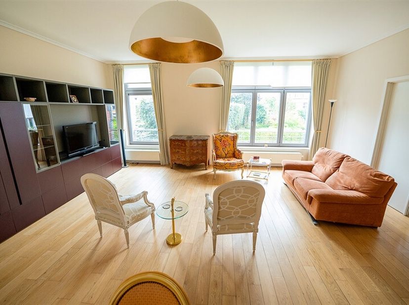 Situé au 1er étage de la résidence &quot;Le Clos des Dominicains&quot;, cet appartement de standing offre une superficie de 185 m2. &lt;br /&gt;
Il se compose d&#039;un jo