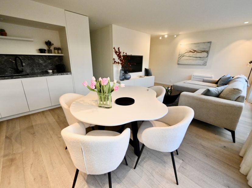 Integraal gerenoveerd penthouse-appartement met zonneterrassen op 20 meter wandelafstand van de zeedijk-Albertstrand.&lt;br /&gt;
Prachtig gerenoveerd appar