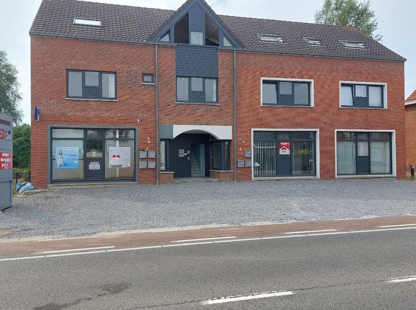 Zeer goed gelegen handelspand met parking voor het gebouw.Grote visibiliteit owv de ligging langs de verbindingsweg tussen Beringen en LeopoldsburgHan