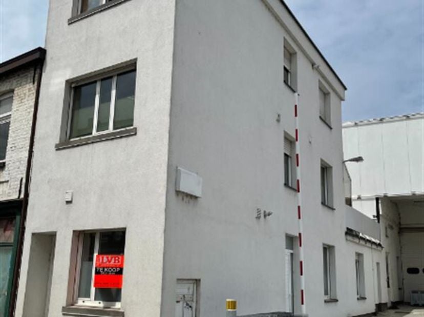 Opbrengsteigendom met twee appartementen : gelijkvloers appartement met : inkom, living, keuken, badkamer, toilet, slaapkamer en kelder. epc 346 kWh/m