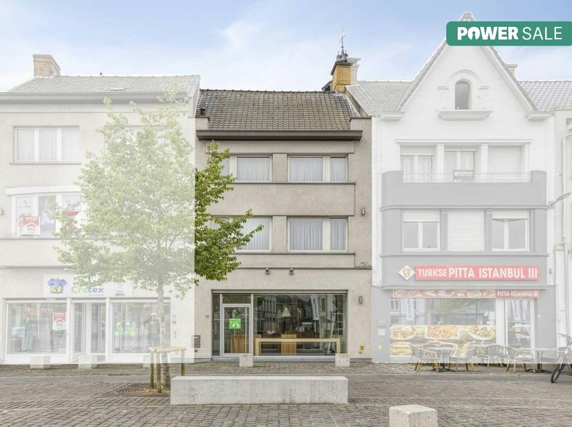 Dit handelspand te koop op de Grote Markt in  Poperinge heeft een uitstekende ligging. Gelegen op een absolute A-locatie, garandeert dit pand optimale