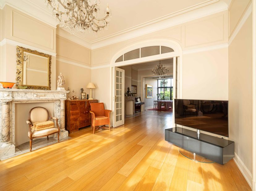 Dans le quartier calme et historique de Monplaisir à Schaerbeek se trouve cette maison de maître pleine de caractère, construite en 1933 et rénovée en