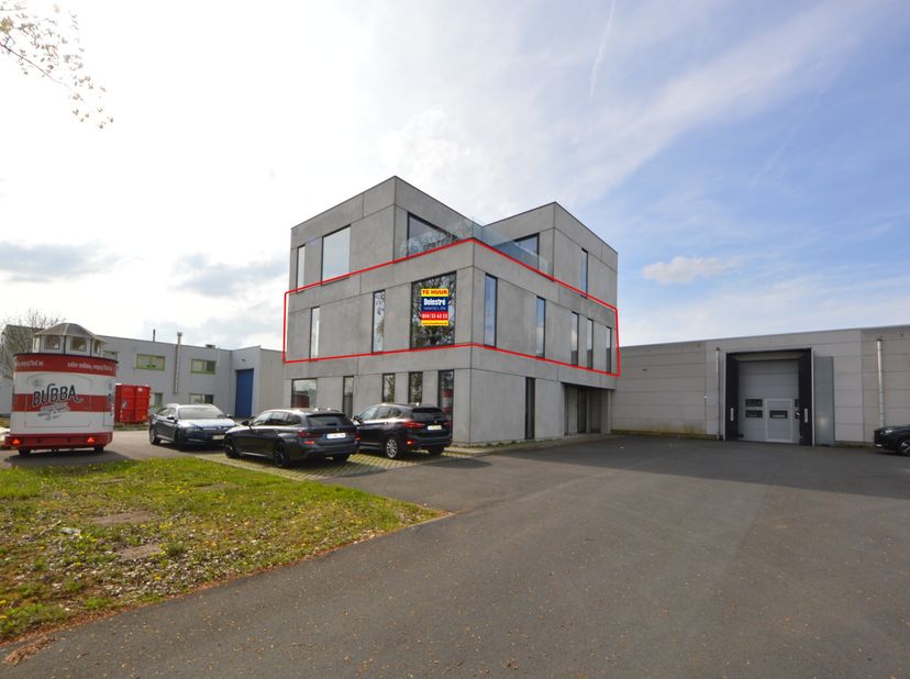 Makkelijk bereikbare, compleet instapklare nieuwbouwkantoorruimte MET PARKING te huur, gelegen in een uniek gebouw in Ninove met moderne architectuur