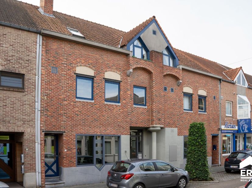 Gelijkvloers handelspand in het centrum van Herk-de-Stad. Het pand heeft een bruikbare oppervlakte van 176m² en is ingedeeld als volgt: inkomhal met d