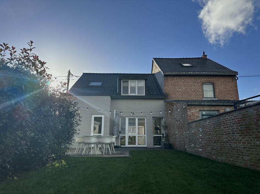 In het groene Nieuwrode, deelgemeente van Holsbeek, vind je deze gerenoveerde woning.&lt;br /&gt;
De woning heeft een uiterst interessante ligging op 5min v