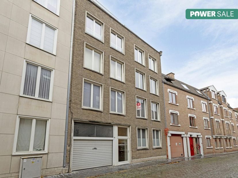 Vous recherchez un charmant appartement à rénover au cur de Bruges? Dans la paisible Hoedenmakersstraat, une agréable rue latérale de l&#039;Augusteinenrei