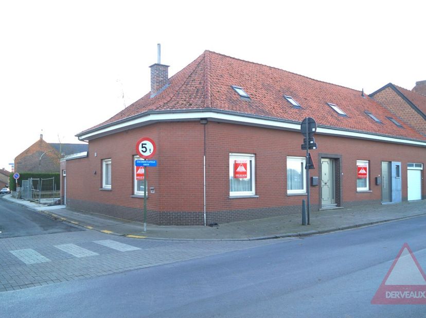 In het centrum van Beselare vind je deze ruime woning met vier slaapkamers. Je woont hier op wandelafstand van de warme bakker en beenhouwerij Decuper