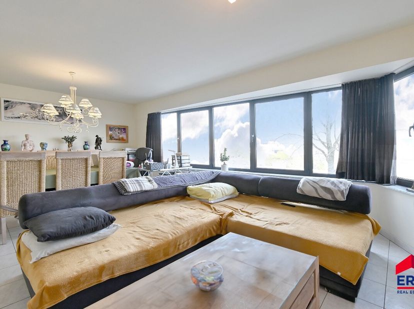 Op zoek naar een aangename, instapklare woonst in Eeklo? Dit lichtrijke 3-slaapkamerappartement combineert ruimte, comfort en een centrale ligging. Pe