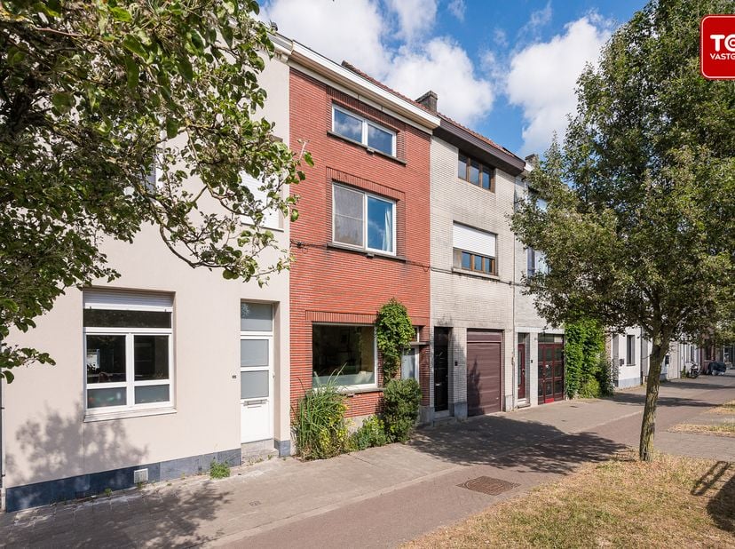 In een levendige, sociaal verbonden wijk van Gentbrugge bevindt zich deze karaktervolle woning die authenticiteit en hedendaags comfort op een doordac