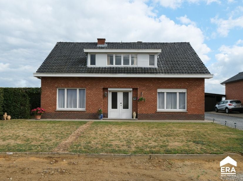 Te moderniseren woning met een bewoonbare oppervlakte van 164m², gelegen op een ruim perceel van maar liefst 24a 12ca.Voor meer informatie ga naar htt