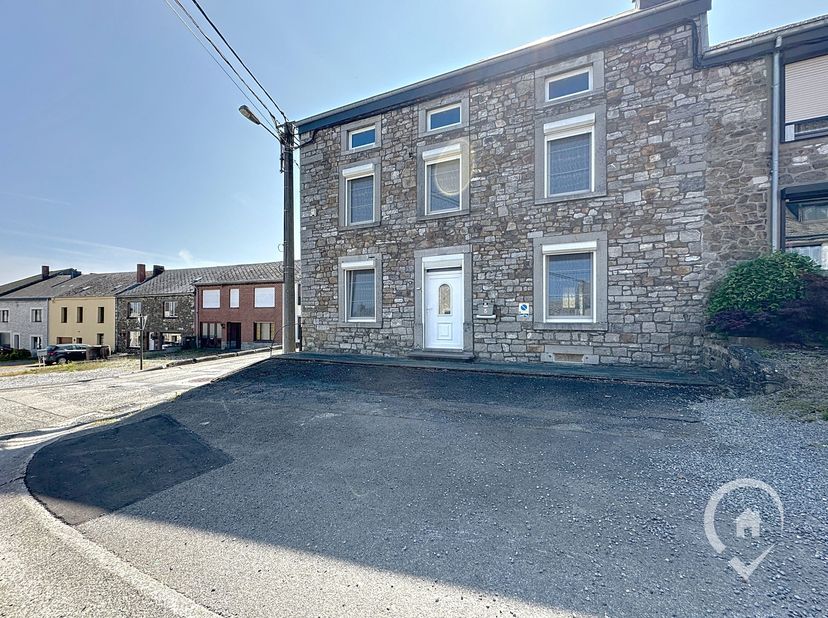 Vos Agences Condrogest presenteert u deze charmante en ruime stenen woning voor, gelegen in het dorp Winenne.&lt;br /&gt;
Deze woning zal u verleiden met ha