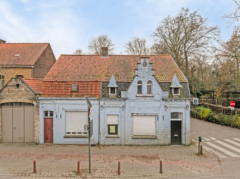 De woning bevindt zich op een uniek perceel van 888m², gelegen aan de groene long van Vichte, met een 4,5 hectare groot natuurgebied, inclusief de Vli