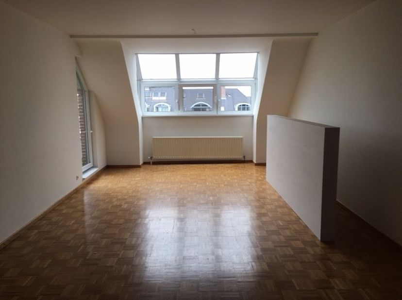 Appartement gelegen op de derde verdieping in residentie &quot;Beethoven&quot; in het centrum van Lanaken, met inkomhal, living, kookhoek, slaapkamer, badkamer,