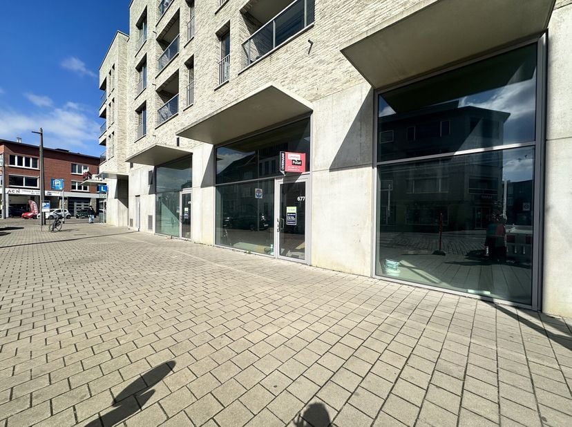 Casco nieuwbouw handelspand gelegen op een goede locatie grens Borsbeek Deuren. Dit handelspand is gelegen op de Herentalsebaan in Deurne met de grens