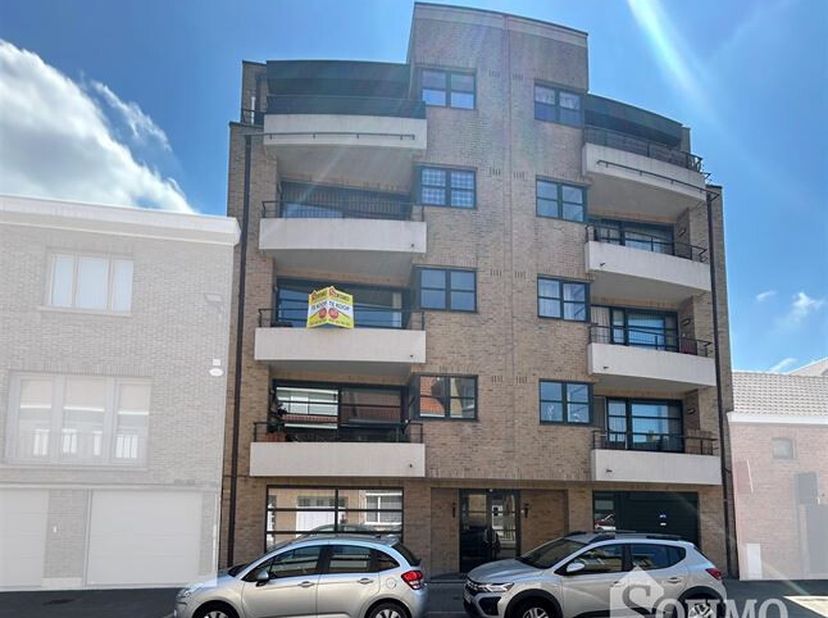 Instapklaar appartement in centrum Ieper. &lt;br /&gt;
Het appartement is als volgt ingedeeld:&lt;br /&gt;
Inkomhal, apart toilet, leefruimte met toegang tot het