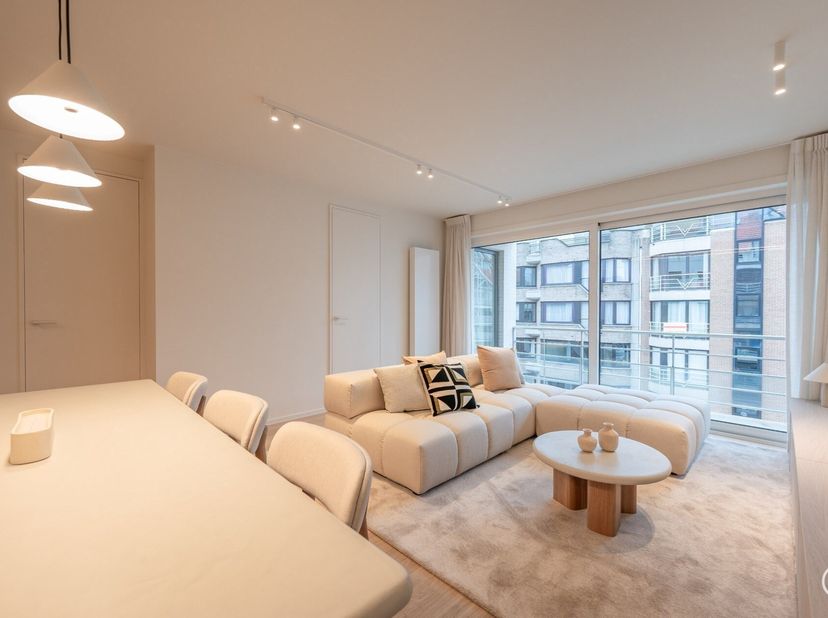 Prachtig gerenoveerd 3 slaapkamerappartement met aangenaam zonneterras gelegen vlakbij de Lippenslaan te Knokke.&lt;br /&gt;
Indeling:&lt;br /&gt;
Inkom met apart