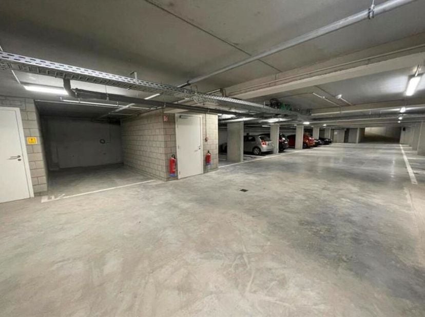 Dans le centre de Mortsel, situé sur le Van Peborghlei, nous vous proposons ce parking souterrain (18m²) + espace de rangement.&lt;br /&gt;
Le parking est s