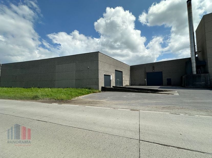 Magazijn/opslagruimte te huur met een oppervlakte van 6.060 m² . Vlot bereikbare ligging op amper 1km van de Gentseweg (N43) en met onmiddellijke verb