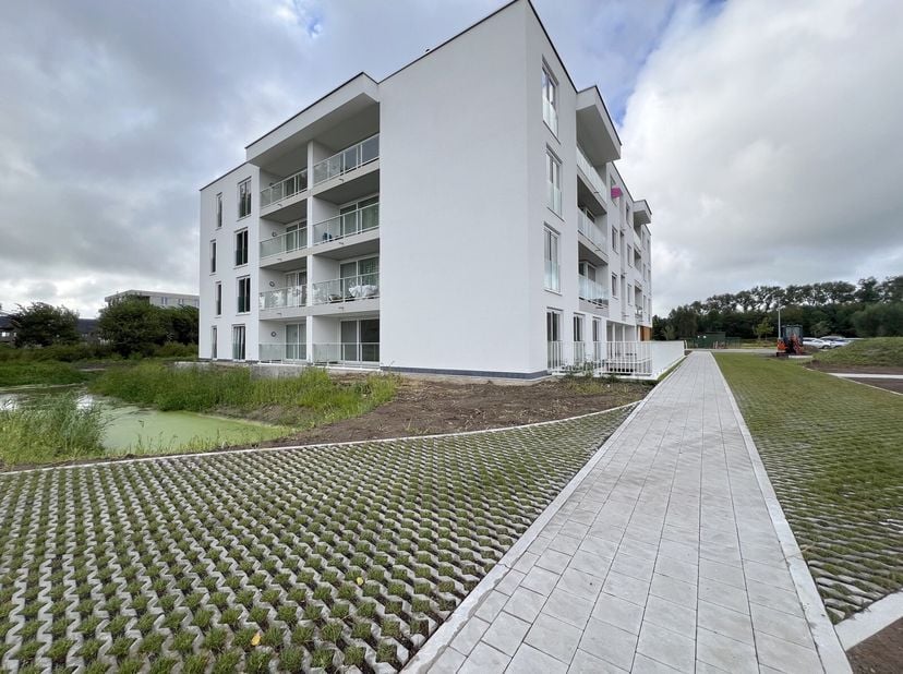 In de rand van Brugge vind je dit prachtig gelegen woonproject. Dit gebouw is opgetrokken in een doodlopende straat met zicht op een leuke groenzone e