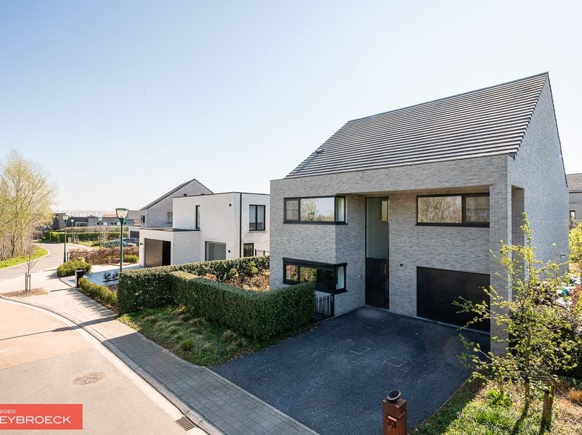 TE KOOP IN ZOMERGEM : Moderne villa met een heel mooie ligging in de onmiddellijke omgeving van winkels, openbaar vervoer, scholen vlakbij de dorpsker