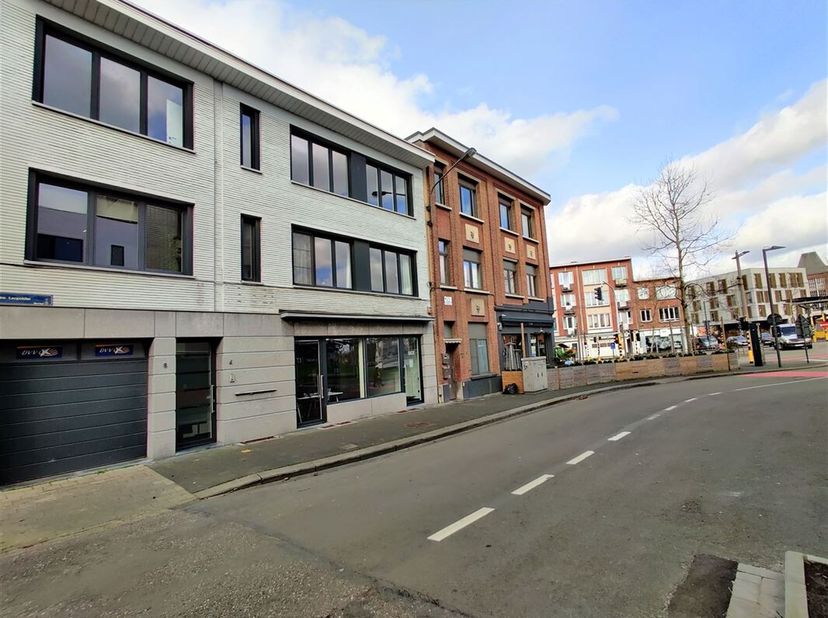 Bent u op zoek naar een lichtrijk appartement in hartje Mortsel? Dan is dit het appartement voor u! &lt;br /&gt;
Op wandelafstand van winkels, scholen en op