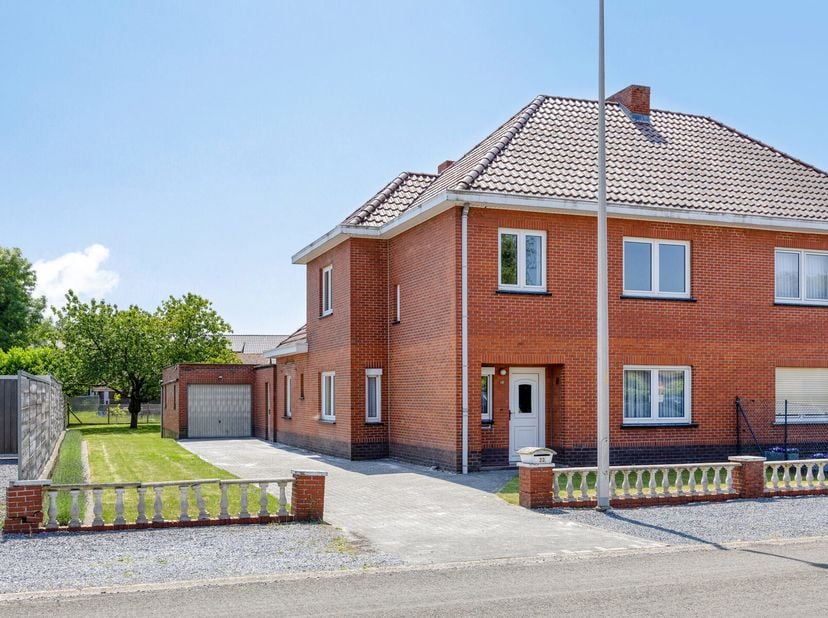 ZEER GOED ONDERHOUDEN, RUIME HALFOPEN GEZINSWONING MET 3 SLAAPKAMERS EN GARAGE OP ZUIDELIJK GERICHT PERCEEL VAN 7A38CA TE HOUTHALEN-OOST&lt;br /&gt;
We vind