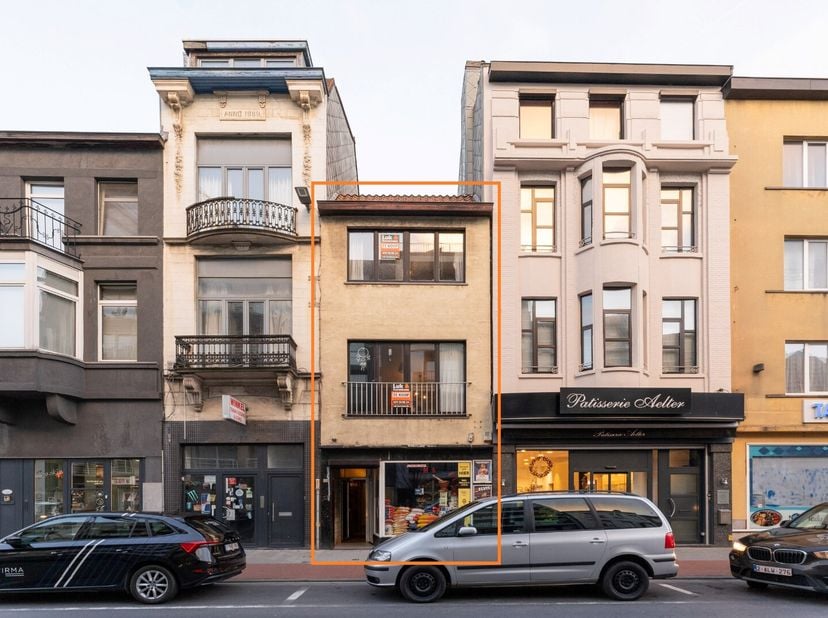 Rez-de-chaussée commercial avec appartement en duplex situé à Nieuwpoortsesteenweg 14, près de Petit Paris.&lt;br /&gt;
Le rez-de-chaussée commercial d&#039;une