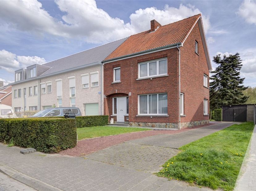 Deze solide woning is gunstig gelegen nabij het centrum van Nijlen. Op de gelijkvloerse verdieping bevinden zich een inkomhal, een leefruimte, een keu